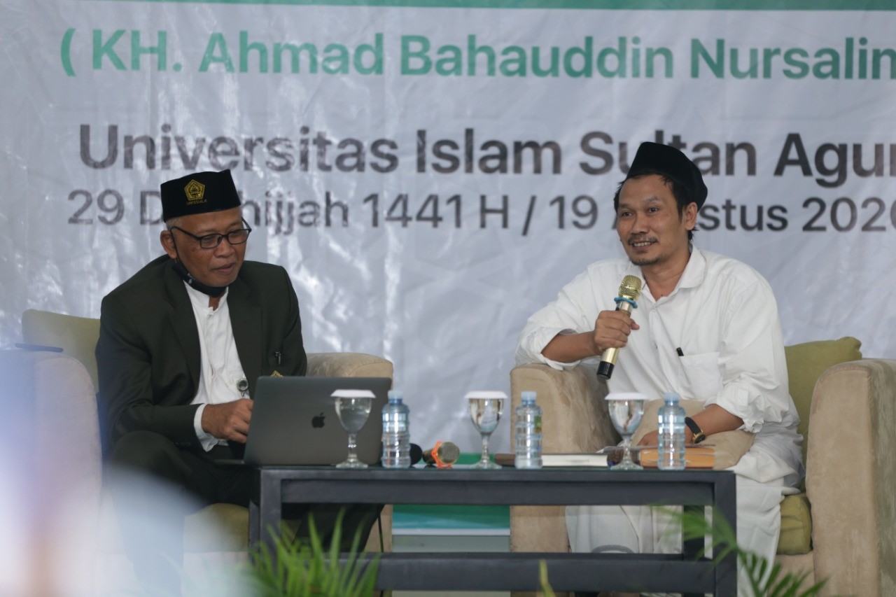Gus Baha (kanan) dan Rektor Unissula Drs Bedjo Santoso MT PhD. (Istimewa)