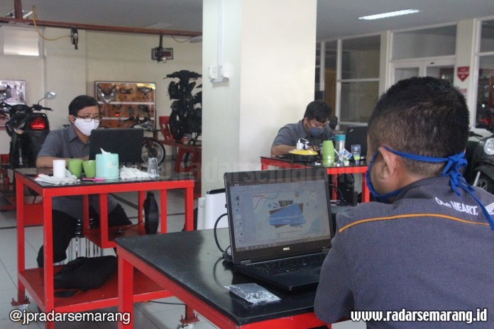 Instruktur training sedang melakukan pelatihan modul dasar daring untuk guru SMK TBSM Astra Honda. (Istimewa)