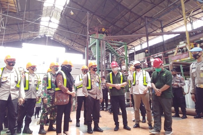 Kapolda Jateng Irjen Pol Ahmad Luthfi bersama Bupati Kendal Mirna Annisa dan Dirut PT IGN Bernadi Dharmawan usai penandatangan MoU pengamanan PT IGN. (Budi Setiyawan/Jawa Pos Radar Semarang)