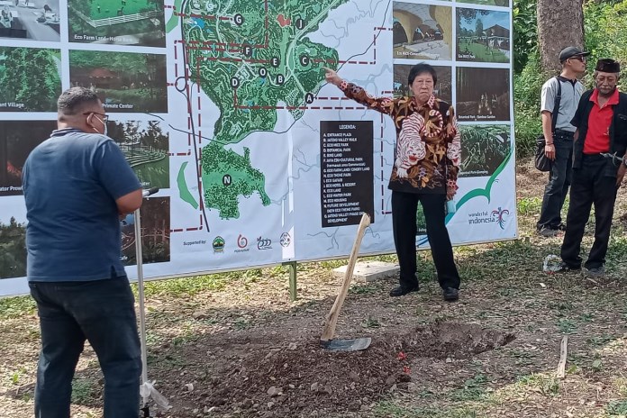 Komisaris Utama PT Taman Wisata Jateng Prijo Handoko Rahardjo sedang mengawasi persiapan ground breaking Jateng Valley. (Istimewa)