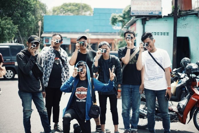 Yudhatama bersama Komunitas Fotografi Hunting Pasar. (Istimewa)
