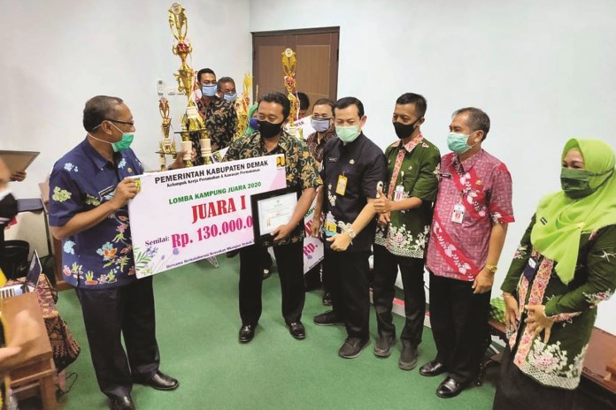 Wabup Joko Sutanto didampingi Sekda dr Singgih Setyono dan Kepala Dinperkim Akhmad Sugiharto dalam kegiatan pengumuman dan penyerahan hadiah kampung juara (26/8/2020). (Wahib Pribadi/Jawa Pos Radar Semarang)