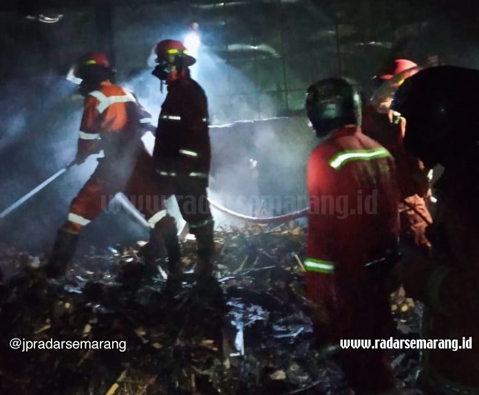Petugas Damkar Kabupaten Semarang berusaha memadamkan api di pabrik pengolahan kayu PT KSI, Harjosari, Bawen, Jumat (31/7/2020) dini hari. (Maria Novena/Jawa Pos Radar Semarang)