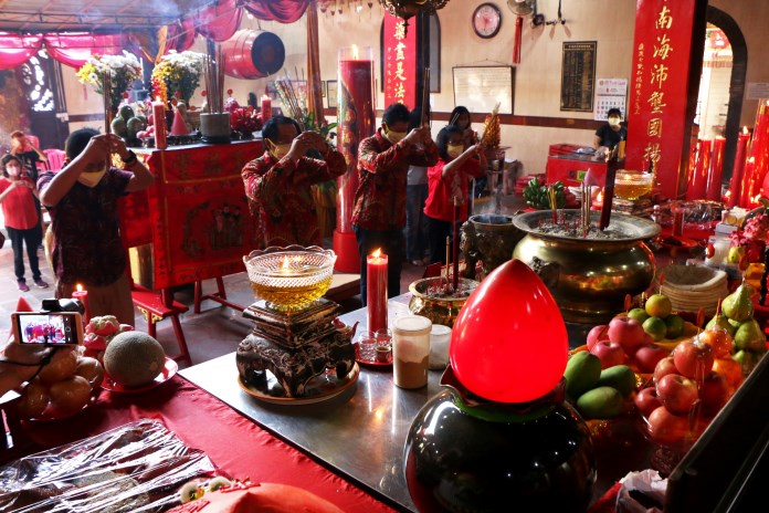 Warga Tionghoa melakukan sembahyang kebesaran dalam perayaan 615 tahun kedatangan Laksamana Cheng Ho di Semarang di Kelenteng Tay Kak Sie Gang Lombok. (Nurchamim/Jawa Pos Radar Semarang)