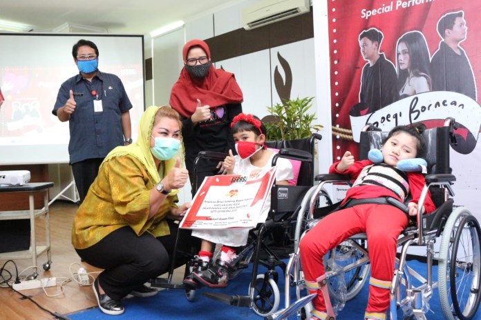 Sejumlah anak difabel mendapat perhatian dalam konser amal yang digelar mahasiswa Undip. (Istimewa)