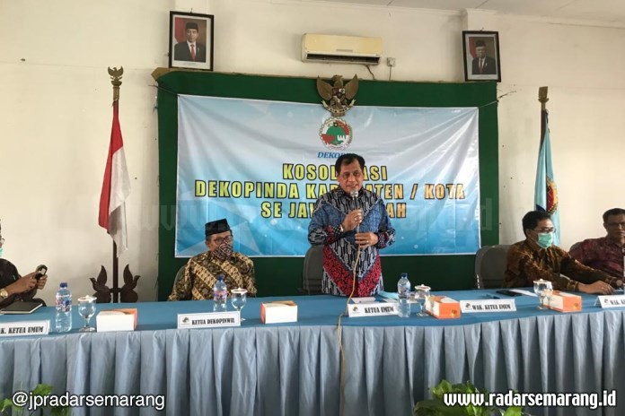 Ketua Umum Dewan Koperasi Indonesia Nurdin Halid hadir dalam agenda Konsolidasi Dekopinda Kabupaten/Kota se-Jawa Tengah. (Alvi Nur Janah / Jawa Pos Radar Semarang)