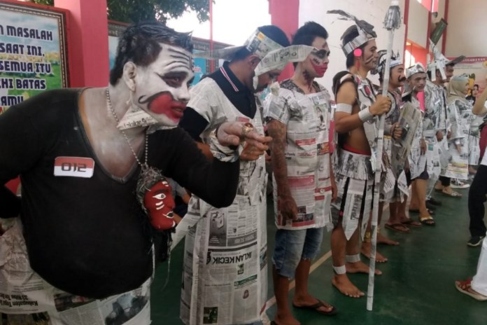 Warga Binaan Rutan Batang memperagakan busana dari kertas koran bekas. Kegiatan ini untuk menyemarakkan HUT kemerdekaan RI. (Istimewa)