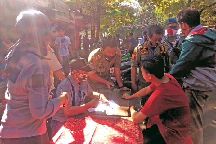Sejumlah masyarakat saat diberi sanksi oleh Satpol PP Kota Semarang lantaran tak memakai masker. (Norma Sari Yulianingrum/Jawa Pos Radar Semarang)