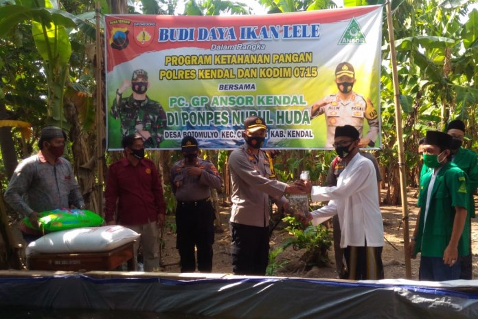 Kapolres Kendal AKBP Ali Wardana bersama Dandim 0715 Kendal, Letkol  Inf Imam Widhiarto menyerahkan bantuan 5.000 ekor bibit lele di Pondok Pesantren Nurul Huda, Cepiring. (Istimewa)