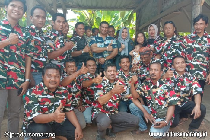 Anggota LMPI Kabupaten Pekalongan berfoto bersama bakal calon Bupati Pekalongan Fadia A Rafiq beserta suaminya Ashraff Khan Minggu (2/8/2020). (Istimewa)