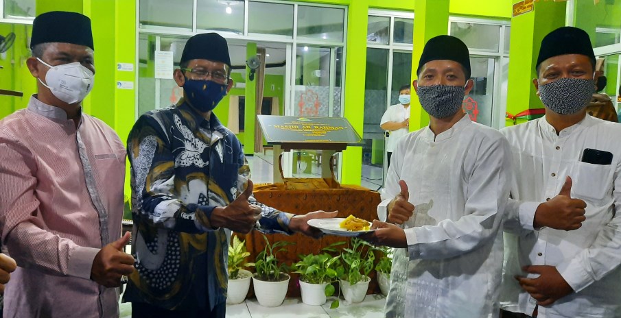 Camat Tembalang Kusrin (dua dari kiri) didampingi Lurah Sendangmulyo Suwito menyerahkan potongan tumpeng kepada Ketua Takmir Masjid Ar-Rahman Agung Pramosari (dua dari kanan) sebagai tanda peresmian masjid Ar-Rahman di Perumahan Klipang Pesona Asri III Se