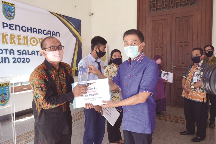 Wali Kota Salatiga Yuliyanto memberi penghargaan kepada Wiranto juara I lomba Krenova tingkat kota. (Dhinar Sasongko/Jawa Pos Radar Semarang)