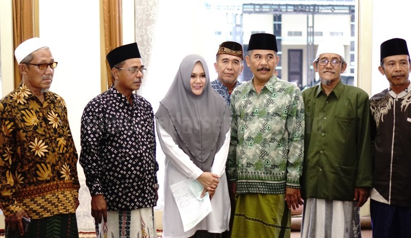 Para Kiai Kultural NU memberikan dukungan kepada Mirna Annisa (tengah)  di Ponpes Al-Musthofa, Pandes, Cepiring (11/8/2020). (Budi Setiyawan/Jawa Pos Radar Semarang)