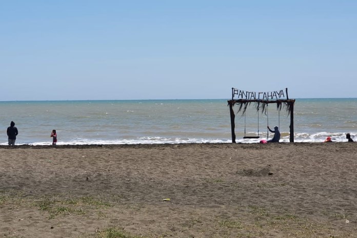 Pantai Cahaya, Rowosari memberikan diskon kepada pelancong selama September. (Budi Setiyawan/Jawa Pos Radar Semarang)