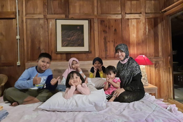 Yuliati Khasanah bersama anak-anaknya. Melatih anaknya tidur sendiri sudah dimulai sejak dini. (Istimewa)
