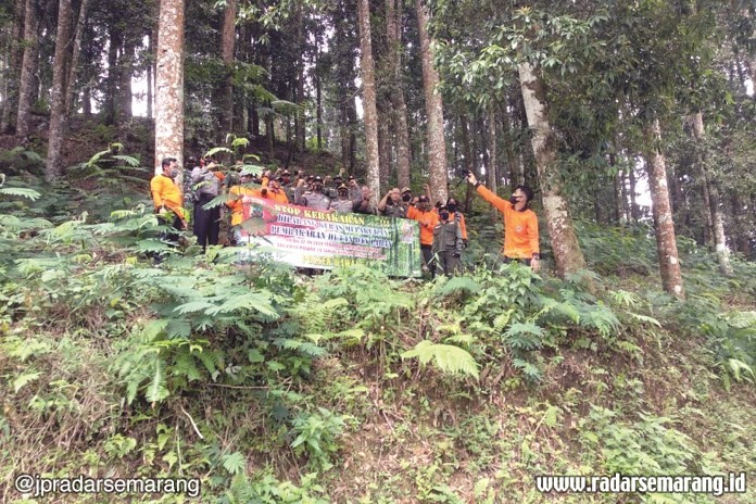 Polsek Bawang bersama Koramil Bawang dan Perhutani saat patroli di Desa Deles, Kecamatan Bawang. (Istimewa)