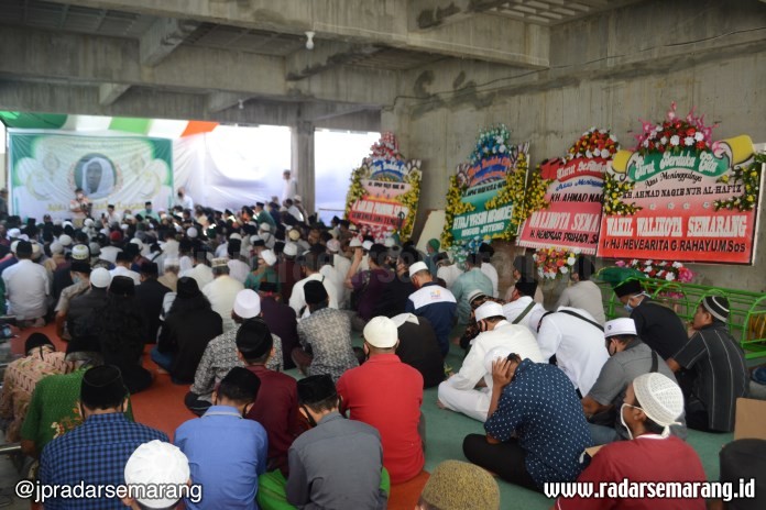 Ratusan pelayat mengiringi pemakaman almarhum KH Ahmad Naqib Noor (12/8/2020). (Nur Wahidi/Jawa Pos Radar Semarang)