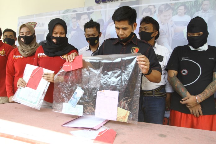 Kasatreskrim Polrestabes Semarang AKBP Asep Maulidin menunjukkan barang bukti dan tersangka Raka Pradi Wardana di Mapolrestabes Semarang, Rabu (19/8/2020). (Adityo Dwi/Jawa Pos Radar Semarang)