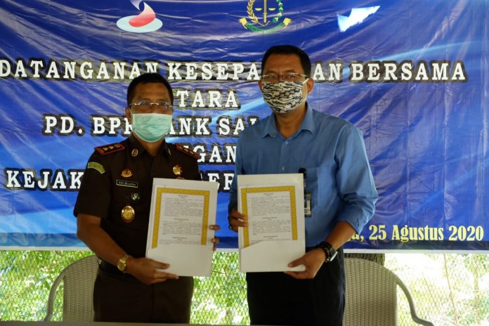 Dirut Bank Salatiga Dharto Supriyadi dan Kajari Salatiga Gede Edy Bujanayasa saat penandatanganan kesepakatan perdata dan tata usaha. (Istimewa)