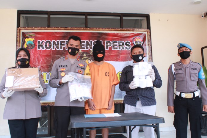 Pedagang angkringan yang mengedarkan pil koplo ditangkap Polres Temanggung. Dari menjual narkoba tersebut keuntungannya berlipat. (Tabah Riyadi / Jawa Pos Radar Semarang)