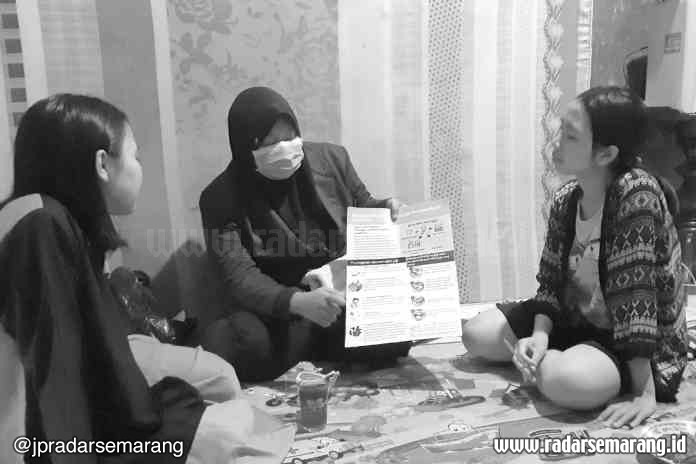 KKN : Mahasiswa jurusan Kedokteran Gigi Undip Ailuul Almaa Adiwangsa saat mensosialisasikan pentingnya menjaga kesehatan gigi. (NORMA SARI YULIANINGRUM/JAWA POS RADAR SEMARANG)