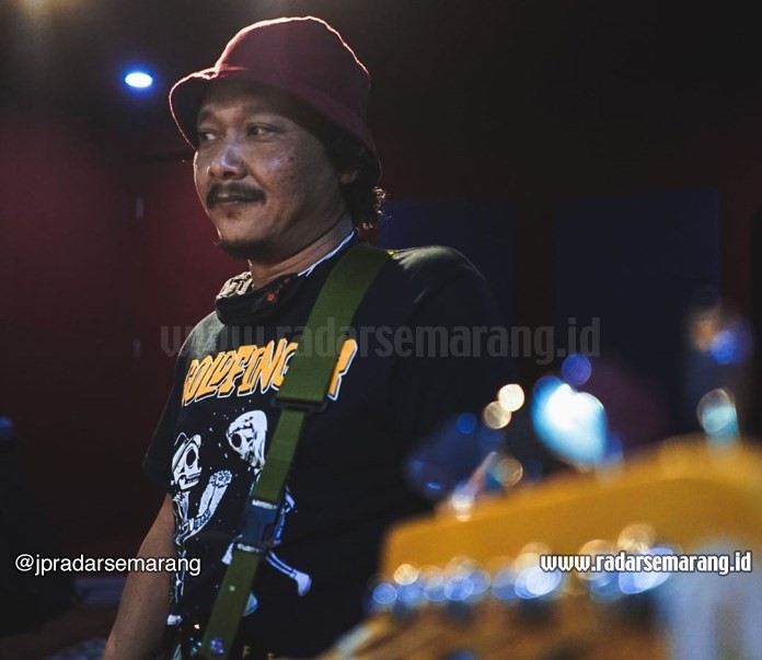 Frontman Pyong-pyong Adit ketika rekaman single Aku dan Dunia beberapa waktu lalu. (Istimewa)