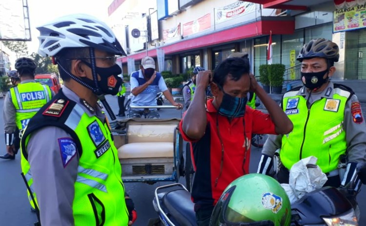 Warga yang kedapatan tidak memakai masker langsung mendapatkan teguran dan masker baru. (Lutfi Hanafi /Jawa Pos Radar Semarang)