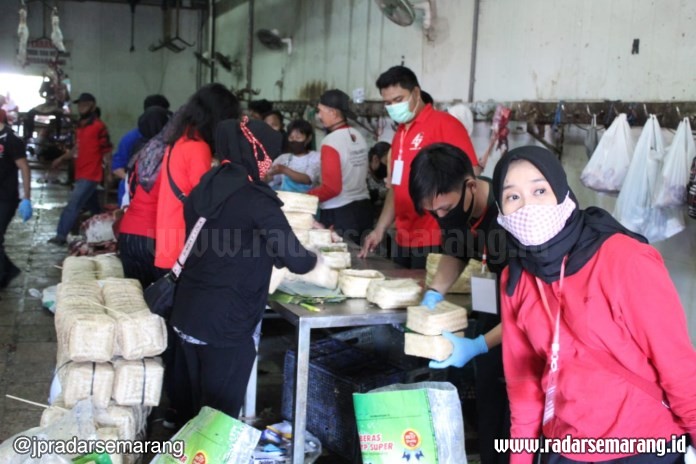Hewan kurban setelah dipotong lalu dimasukkan langsung ke dalam plastik di RPH Penggaron, Jumat (31/7/2020). (Istimewa)