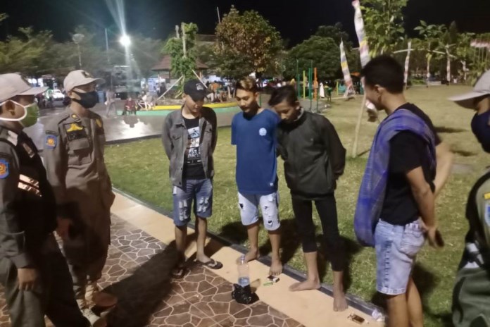Satpol PP menertibkan warga yang tidak patuh protokol kesehatan. (Wahib Pribadi/Jawa Pos Radar Semarang)