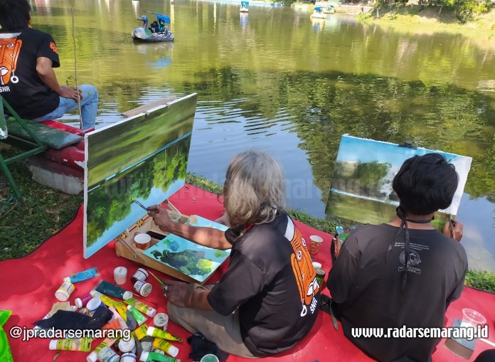 Sejumlah seniman Nyala Rupa menggambar suasana mata air Senjoyo (2/8/2020). (Dhinar Sasongko/Jawa Pos Radar Semarang)