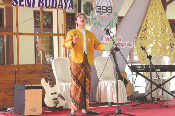 Salah satu siswa menampilkan geguritan dalam acara panggung apresiasi seni di halaman kantor Dinas Pendidikan dan Kebudayaan Kabupaten Pekalongan, Kamis (27/8/2020). (Nanang Rendi Ahmad/Jawa Pos Radar Semarang)