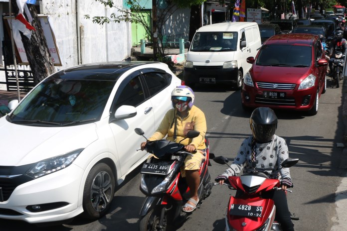Kondisi Jalan Subali Raya yang macet setelah arus lalu lintas untuk kendaraan kecil yang biasa lewat Simpang Hanoman dialihkan. (Nurchamim/Jawa Pos Radar Semarang)