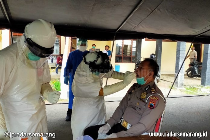 Petugas Polres Salatiga menjalani swab test. (Dhinar Sasongko/Jawa Pos Radar Semarang)