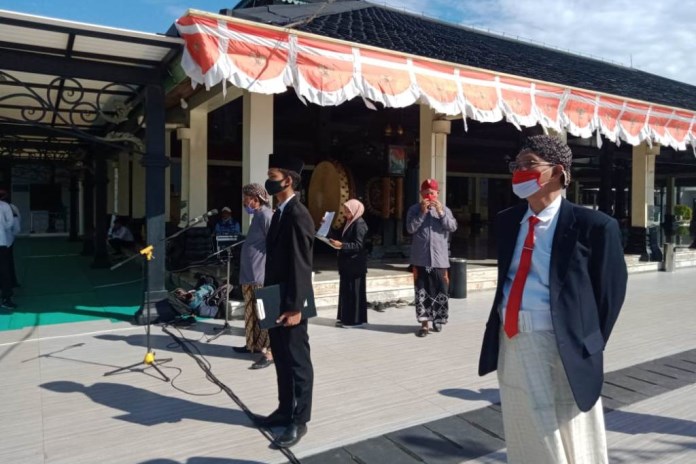 Upacara Hari Kemerdekaan ke-75 Republik Indonesia di halaman Masjid Agung Demak. (Wahib pribadi/Jawa Pos Radar Semarang)
