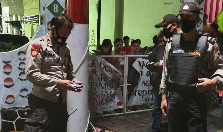 Polisi saat melakukan olah TKP di lokasi pengeroyokan. (Istimewa)