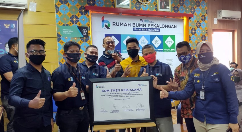 Penandatanganan kemitraan antara Rumah BUMN Pekalongan dengan Kampung Batik Kauman. (Riyan Fadli/Jawa Pos Radar Semarang)