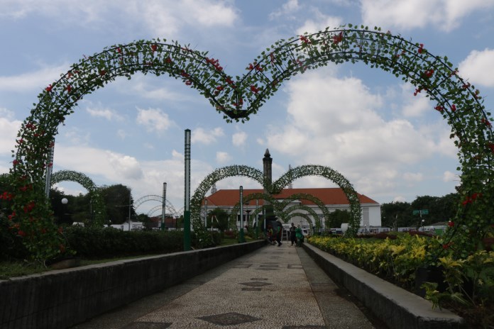 Tugu Muda menjadi salah satu taman yang akan dikembangkan menjadi smart park. (Nur Chamim/Jawa Pos Radar Semarang)