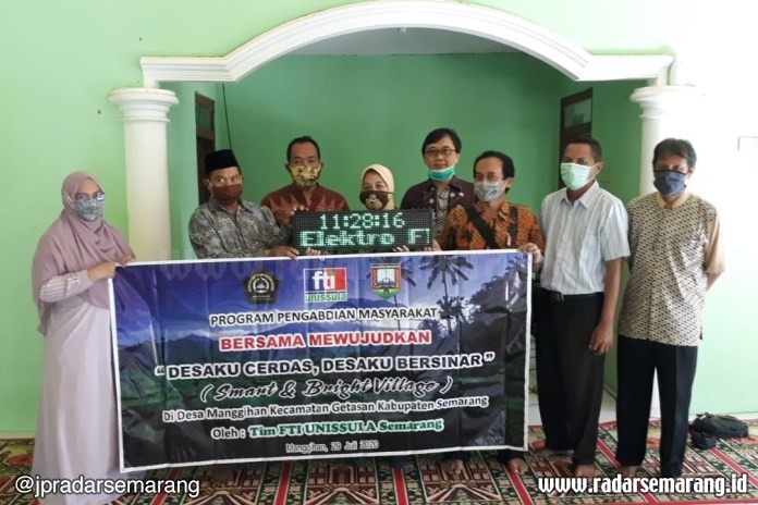 Dosen Teknik Elektro FTI Unissula saat melaksanakan program pengabdian masyarakat di Masjid Al-Huda Desa Manggihan, Kabupaten Semarang, beberapa hari lalu (29/7/2020). (Istimewa)