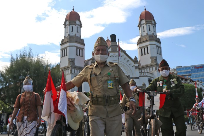 Para onthelis dengan sepeda tuanya berbaris menuju Tugu Muda untuk menggelar upacara detik-detik Hari Kemerdekaan Republik Indonesia Senin (17/8/2020). (Nurchamim/Jawa Pos Radar Semarang)