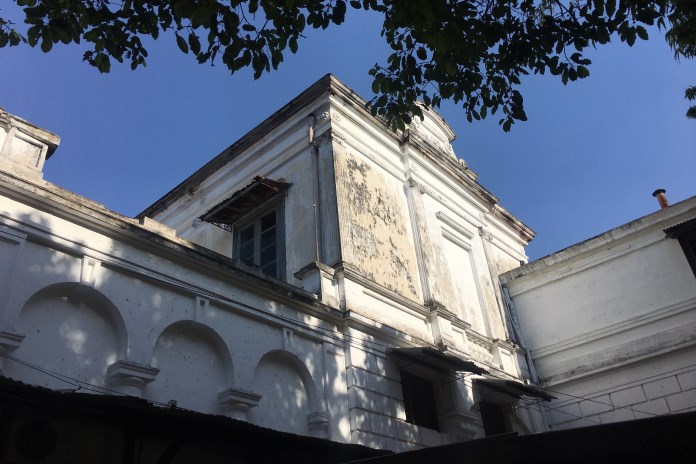 Gedung SMPN 40 Semarang, sebuah bangunan tua yang kental akan hal mistis. (Eko Wahyu Budiyanto/Jawa Pos Radar Semarang)
