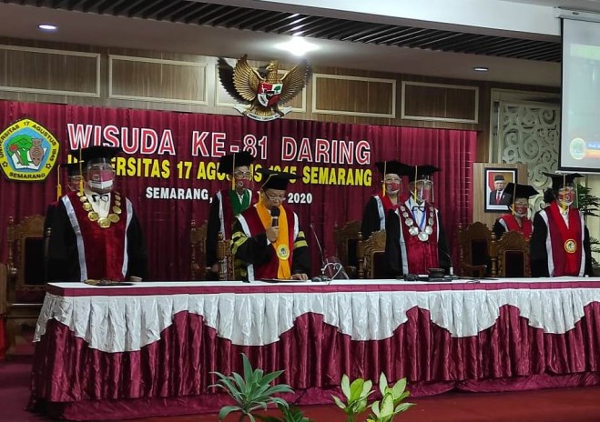 Rektor Untag Prof Dr Drs Suparno M.Si saat melakukan wisuda 1.333 lulusan secara daring di kampus Untag Bendan Duwur, Semarang, kemarin (15/8/2020). (M Nur Wahidi/Jawa Pos Radar Semarang)