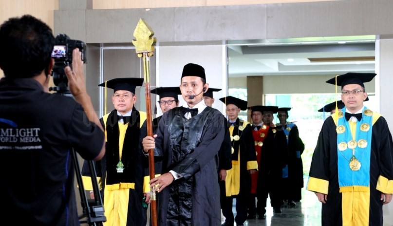 Jajaran senat yang dipimpin Ketua Senat Prof Muhibbin dan Rektor UIN Walisongo Semarang Prof Dr Imam Taufiq dan anggota senat lainnya melakukan proses wisuda. (Istimewa)