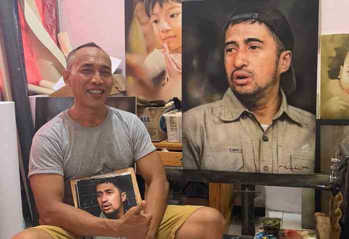 SENIMAN REALIS: Solichin Totok di depan lukisan wajah artis Irfan Hakim karyanya. (ALVI NUR JANAH / JAWA POS RADAR SEMARANG)