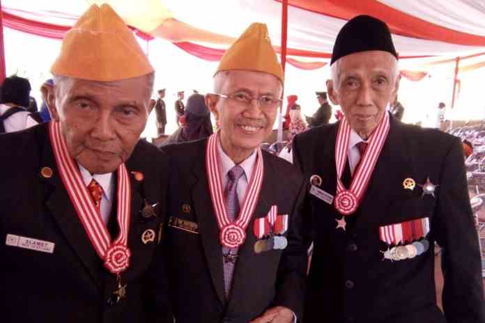 MANTAN PEJUANG: Slamet, mantan Tentara Pelajar bersama dua Legiun Veteran Kota Semarang. (ISTIMEWA)