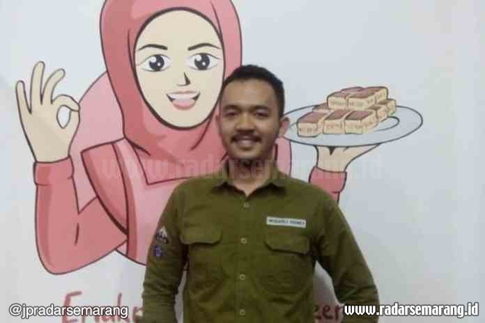 SABAR BUAHKAN HASIL : Muhammad Arif Fauzan tetap sabar dan bertahan ketika usahanya tak laku. Justru kini berkembang dengan empat cabang.  (MIFTAHUL A’LA/Jawa Pos Radar Semarang)