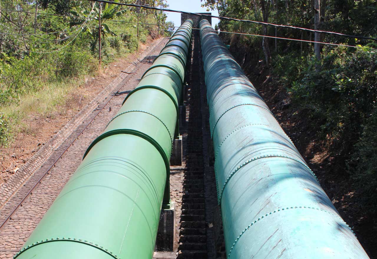 Pipa raksasa peninggalan Kolonial Belanda yang masih berfungsi dengan baik. Pipa ini mengalirkan air dari Rawa Pening untuk menggerakkan turbin PLTA Jelok. (Maria Novena/Jawa Pos Radar Semarang)