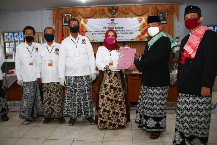 KPU Kota Pekalongan saat menerima berkas pendaftaran dari pasangan Aaf dan Salahudin, di kantor KPU setempat, Jumat (4/9/2020). (Lutfi Hanafi/Jawa Pos Radar Semarang)