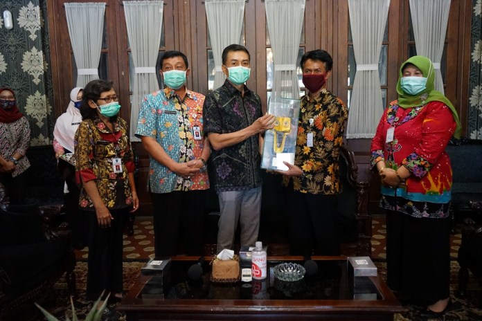 Wali Kota Yuliyanto memberikan penghargaan secara langsung kepada empat kepala sekolah yang berhasil meraih Adiwiyata tingkat Jateng. (Dhinar Sasongko/Jawa Pos Radar Semarang)