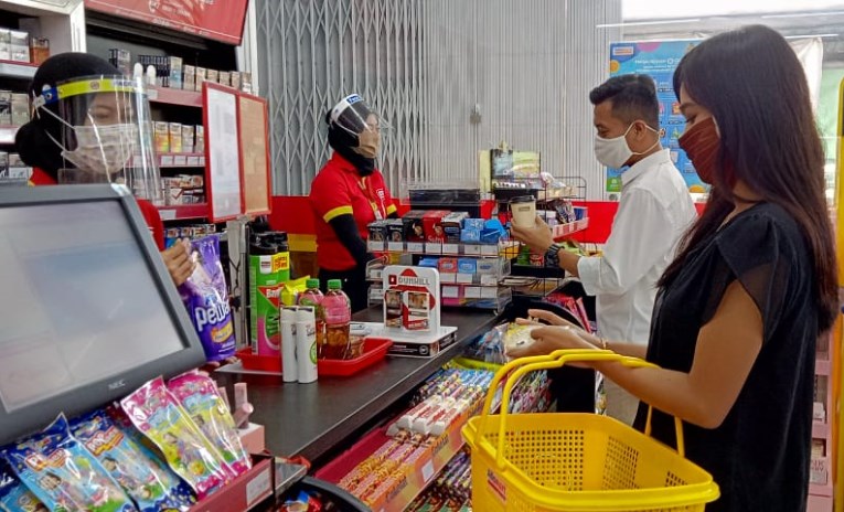 Gerai Alfamart di Kota Semarang mengalami peningkatan transaksi berbasis aplikasi selama masa pandemi Covid – 19. (Alvi Nurjanah/Jawa Pos Radar Semarang)