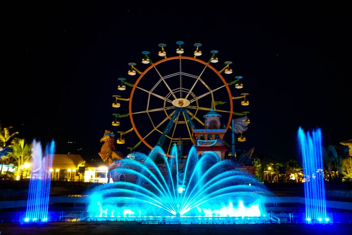 Tata cahaya yang menggabungkan multimedia dan air mancur yang indah memeriahkan Baru Klinthing Show yang digelar setiap akhir pekan dan hari libur di Saloka Theme Park. (Istimewa)